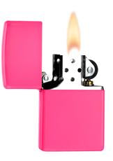 Zippo Feuerzeug Basismodell neon pink geöffnet mit Flamme
