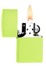 Zippo Feuerzeug Basismodell neon gelb geöffnet mit Flamme