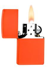 Zippo Feuerzeug Basismodell neon orange geöffnet mit Flamme