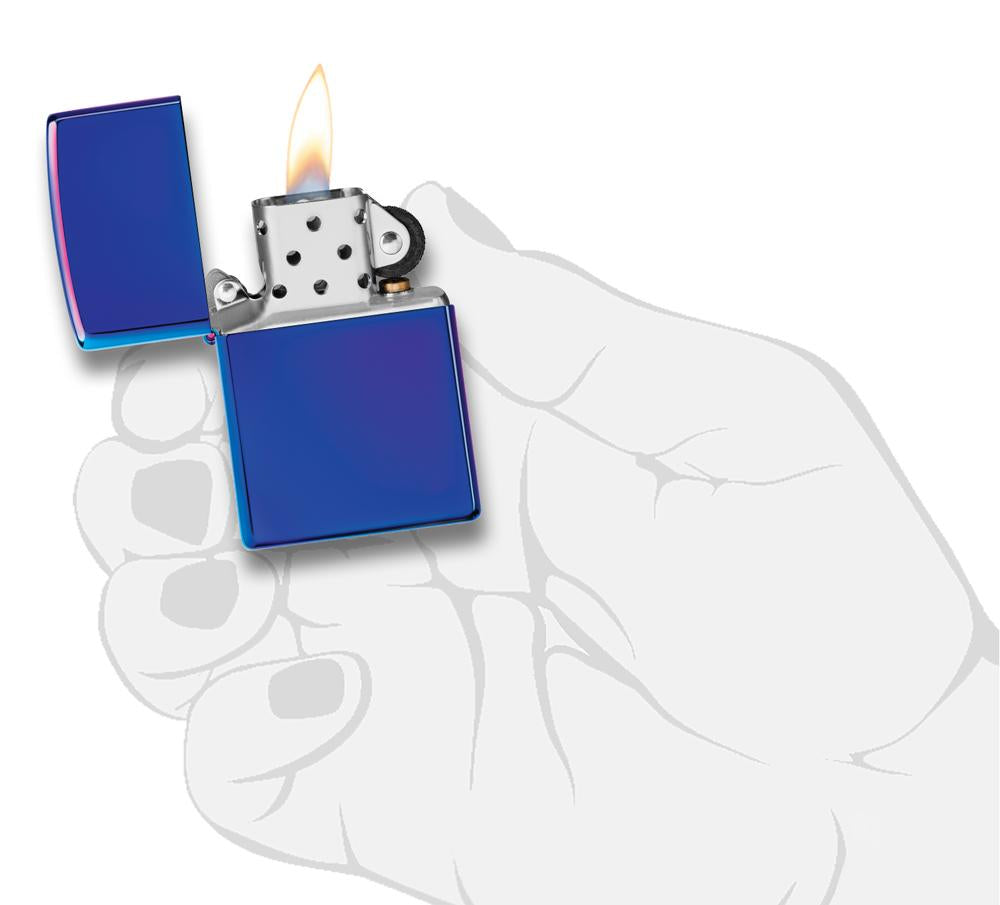Zippo Feuerzeug blau Hochglanz geöffnet mit Flamme in stilisierter Hand