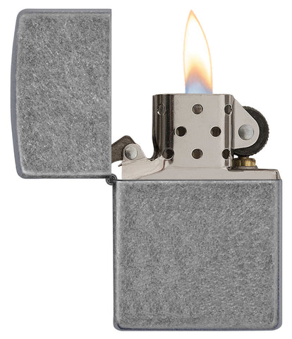 Zippo Feuerzeug Frontansicht Basismodell geöffnet und angezündet in antiker Silber Optik