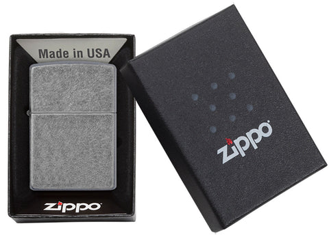 Zippo Feuerzeug Frontansicht Basismodell in antiker Silber Optik in offener Verpackung