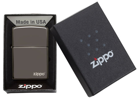 Zippo Feuerzeug Frontansicht Black Ice® mit Zippo Logo in geöffneter Geschenkverpackung