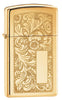 Frontansicht 3/4 Winkel Zippo Feuerzeug  Slim Brass mit venezianischem Blumen Design und Intialplatte
