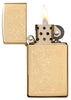 Frontansicht Zippo Feuerzeug Slim Brass mit venezianischem Blumen Design und Initialplatte geöffnet mit Flamme