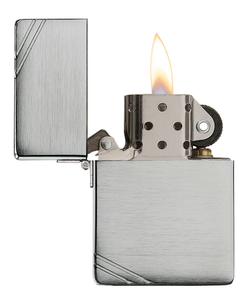 Zippo Feuerzeug 1935 Replica Frontansicht geöffnet und angezündet in gebürsteter Chrom Optik mit gravierten Schrägstrichen an gegenüberliegenden Ecken