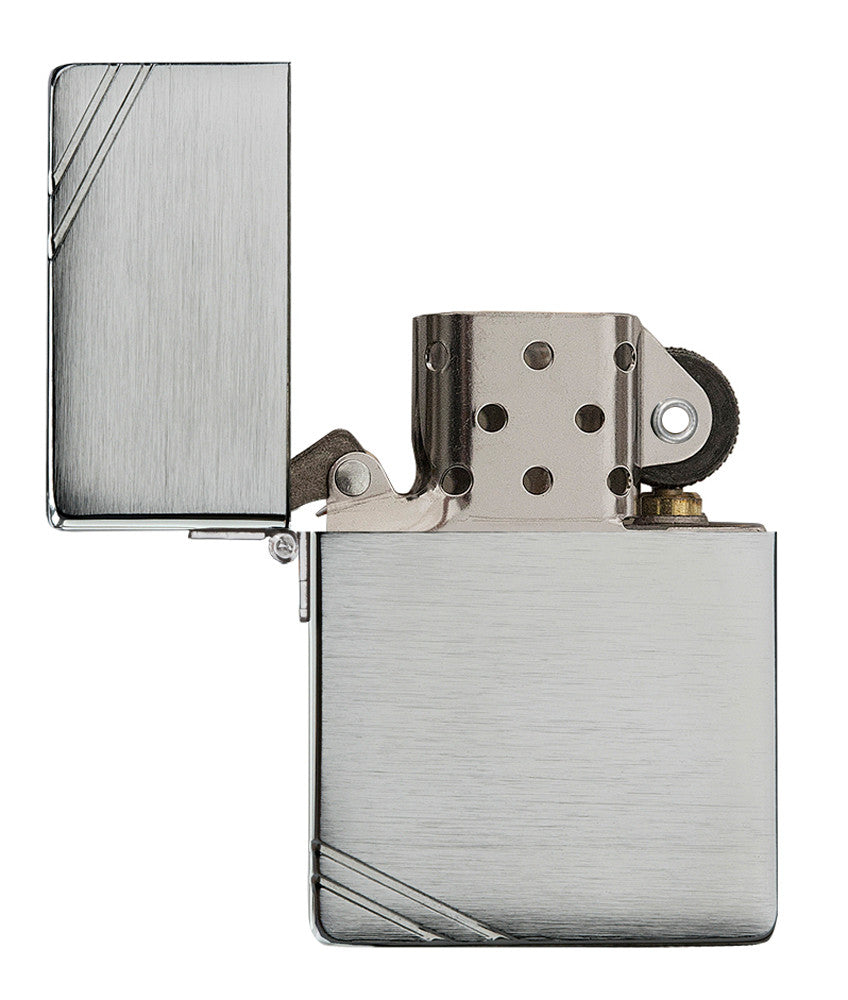 Zippo Feuerzeug 1935 Replica Frontansicht geöffnet in gebürsteter Chrom Optik mit gravierten Schrägstrichen an gegenüberliegenden Ecken