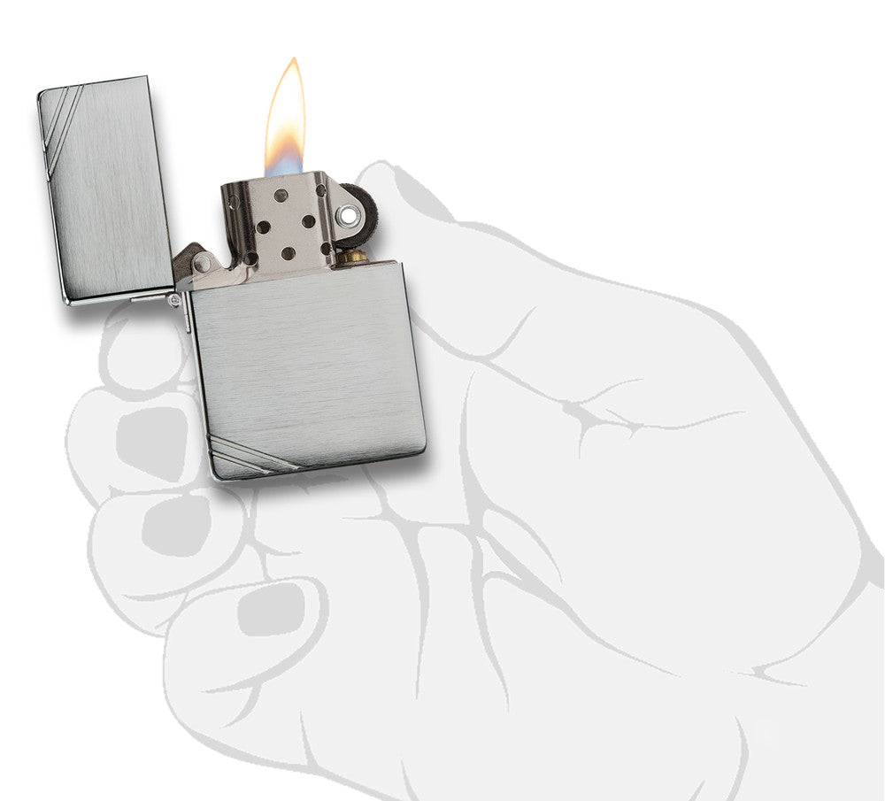 Zippo Feuerzeug 1935 Replica Frontansicht geöffnet und angezündet in gebürsteter Chrom Optik mit gravierten Schrägstrichen an gegenüberliegenden Ecken in stilisierter Hand