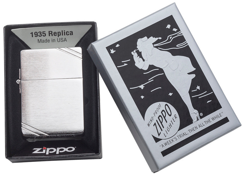 Zippo Feuerzeug 1935 Replica Frontansicht in gebürsteter Chrom Optik mit gravierten Schrägstrichen an gegenüberliegenden Ecken in offener schwarz grauer Geschenkverpackung