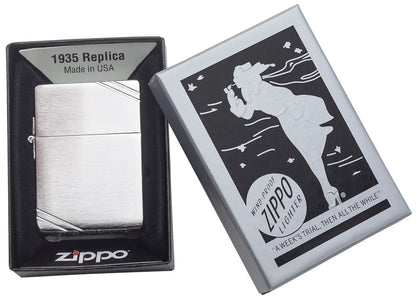 Zippo Feuerzeug 1935 Replica Frontansicht in gebürsteter Chrom Optik mit gravierten Schrägstrichen an gegenüberliegenden Ecken in offener schwarz grauer Geschenkverpackung