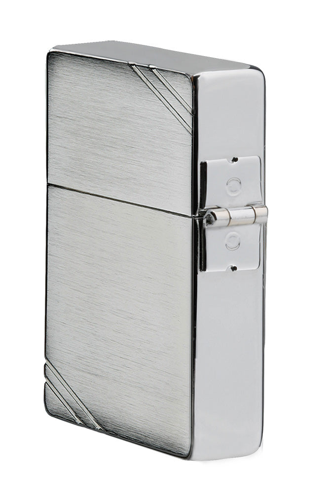 Zippo Feuerzeug 1935 Replica Seitenansicht in gebürsteter Chrom Optik mit gravierten Schrägstrichen an gegenüberliegenden Ecken