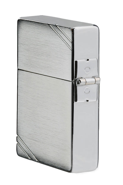 Zippo Feuerzeug 1935 Replica Seitenansicht in gebürsteter Chrom Optik mit gravierten Schrägstrichen an gegenüberliegenden Ecken
