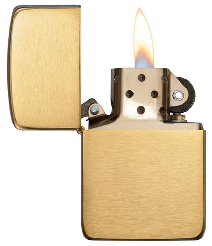 Zippo Feuerzeug 1941 Replica Frontansicht geöffnet und angezündet aus gebürstetem Messing in Gold