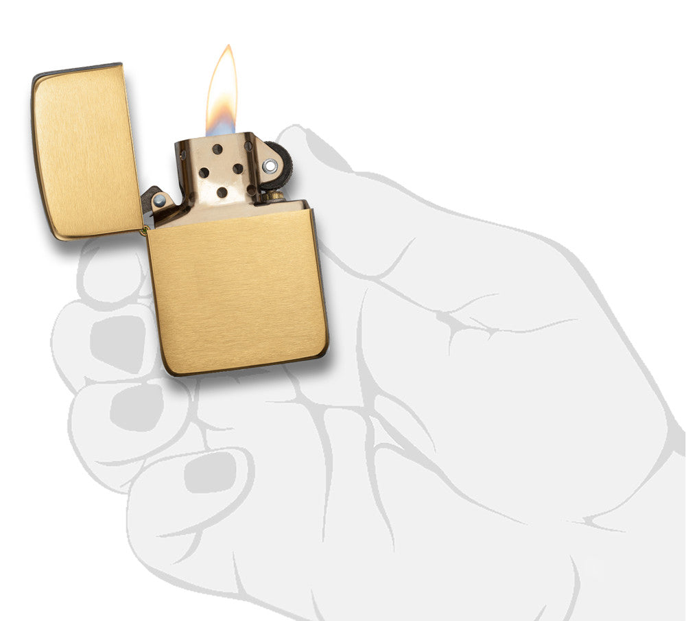 Zippo Feuerzeug 1941 Replica Frontansicht geöffnet und angezündet aus gebürstetem Messing in Gold in stilisierter Hand