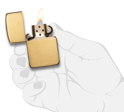 Zippo Feuerzeug 1941 Replica Frontansicht geöffnet und angezündet aus gebürstetem Messing in Gold in stilisierter Hand