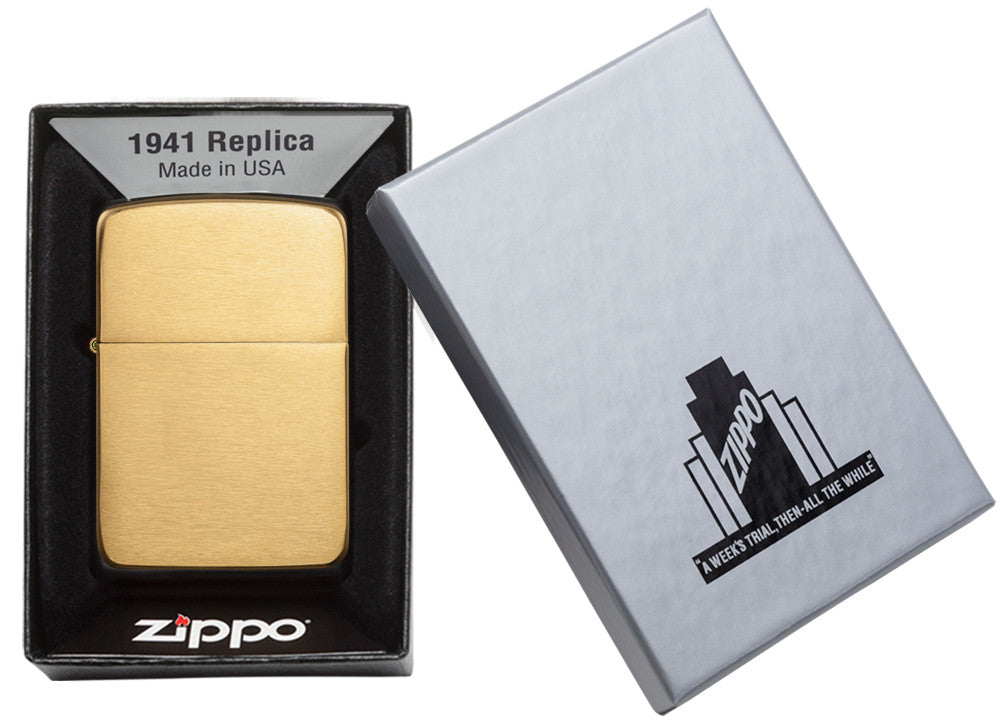 Zippo Feuerzeug 1941 Replica Frontansicht aus gebürstetem Messing in Gold in silberner Schachtel