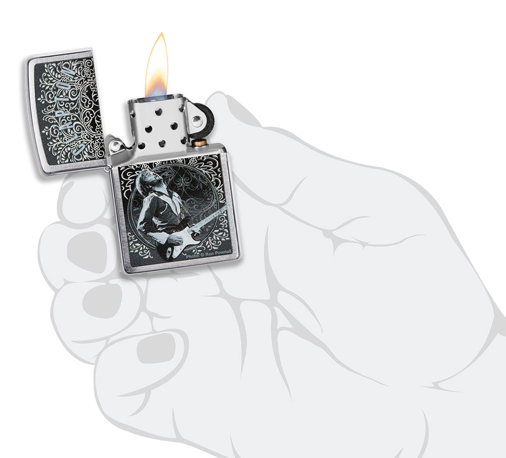 Zippo Feuerzeug Frontansicht gebürstetes Chrom geöffnet und angezündet mit Eric Clapton Bild von Ron Pownall in stilisierter Hand
