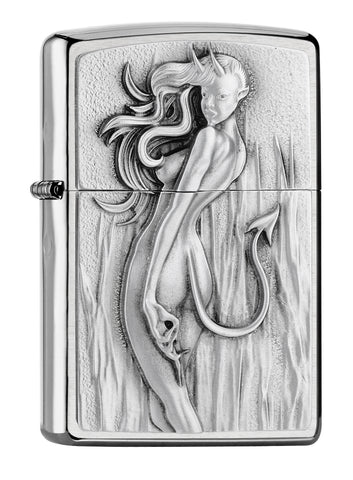 Zippo Feuerzeug Frontansicht ¾ Winkel gebürstetes Chrom mit Emblem vom Teufel in Form einer freizügigen Frau mit langen Haaren