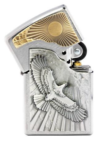 Zippo Feuerzeug Frontansicht halbgeöffnet in gebürstetem Chrom mit Emblem von einem Adler der in Richtung Sonne fliegt