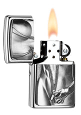 Zippo Feuerzeug chrom Frauenoberkörper mit geöffnetem Body geöffnet mit Flamme