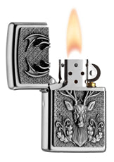 Zippo Feuerzeug Hirschgeweih an Wand Emblem geöffnet mit Flamme
