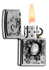 Zippo Feuerzeug Frontansicht ¾ Winkel gebürstetes Chrom geöffnet und angezündet mit Billardkugel Nr. 8 schlägt in Wand ein Emblem