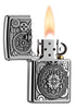 Zippo Feuerzeug Taschenuhr umgeben von Zahnrädern Emblem geöffnet mit Flamme