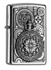 Frontansicht 3/4 Winkel Zippo Feuerzeug Taschenuhr umgeben von Zahnrädern Emblem