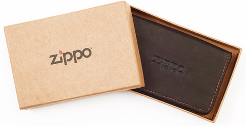 Frontansicht Vesitenkartenhalter geschlossen mit Zippo Logo in Geschenkverpackung