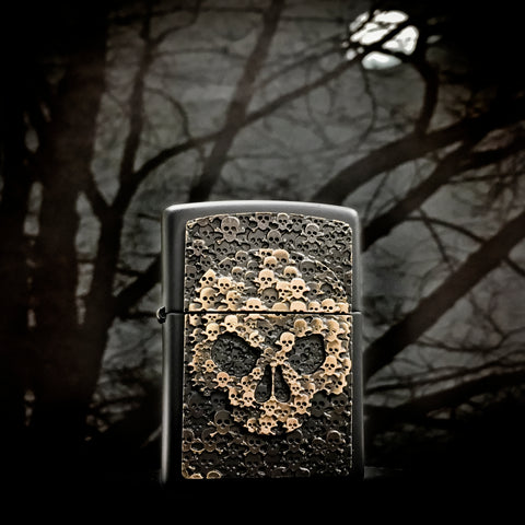 Frontansicht Zippo Feuerzeug schwarz Totenkopf bestehend aus vielen kleinen Totenköpfen Emblem mit illustriertem Hintergrund