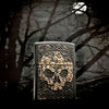 Frontansicht Zippo Feuerzeug schwarz Totenkopf bestehend aus vielen kleinen Totenköpfen Emblem mit illustriertem Hintergrund