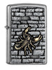 Frontansicht 3/4 Winkel Zippo Feuerzeug Chrom Skorpion auf Wand Emblem