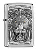 Zippo Feuerzeug Frontansicht ¾ Winkel gebürstetes Chrom mit Emblem von Löwe mit fesselndem Blick und wilder Mähne mit verschiedenen Mustern