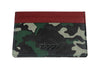 Zippo Kartenhalter Frontansicht in Tarnfarben mit roter Oberseite und mit Zippo Logo und verschiedenen Fächern