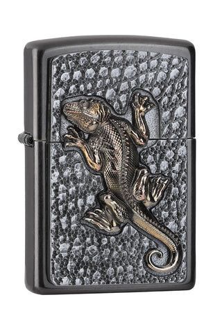 Frontansicht 3/4 Winkel Zippo Feuerzeug grau mit Gecko Emblem
