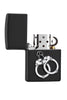 Frontansicht Zippo Feuerzeug Schwarz Matt Emblem mit silbernen Handschellen