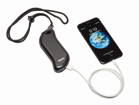 Zippo Heatbank Wiederaufladbarer Handwärmer schwarz an Smartphone zum Aufladen angeschlossen