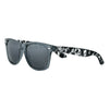 Zippo Sonnenbrille Frontansicht 3/4 Winkel mit grauen Gläsern und schwarz weißem Rahmen sowie silberfarbenen Zippo-Logo