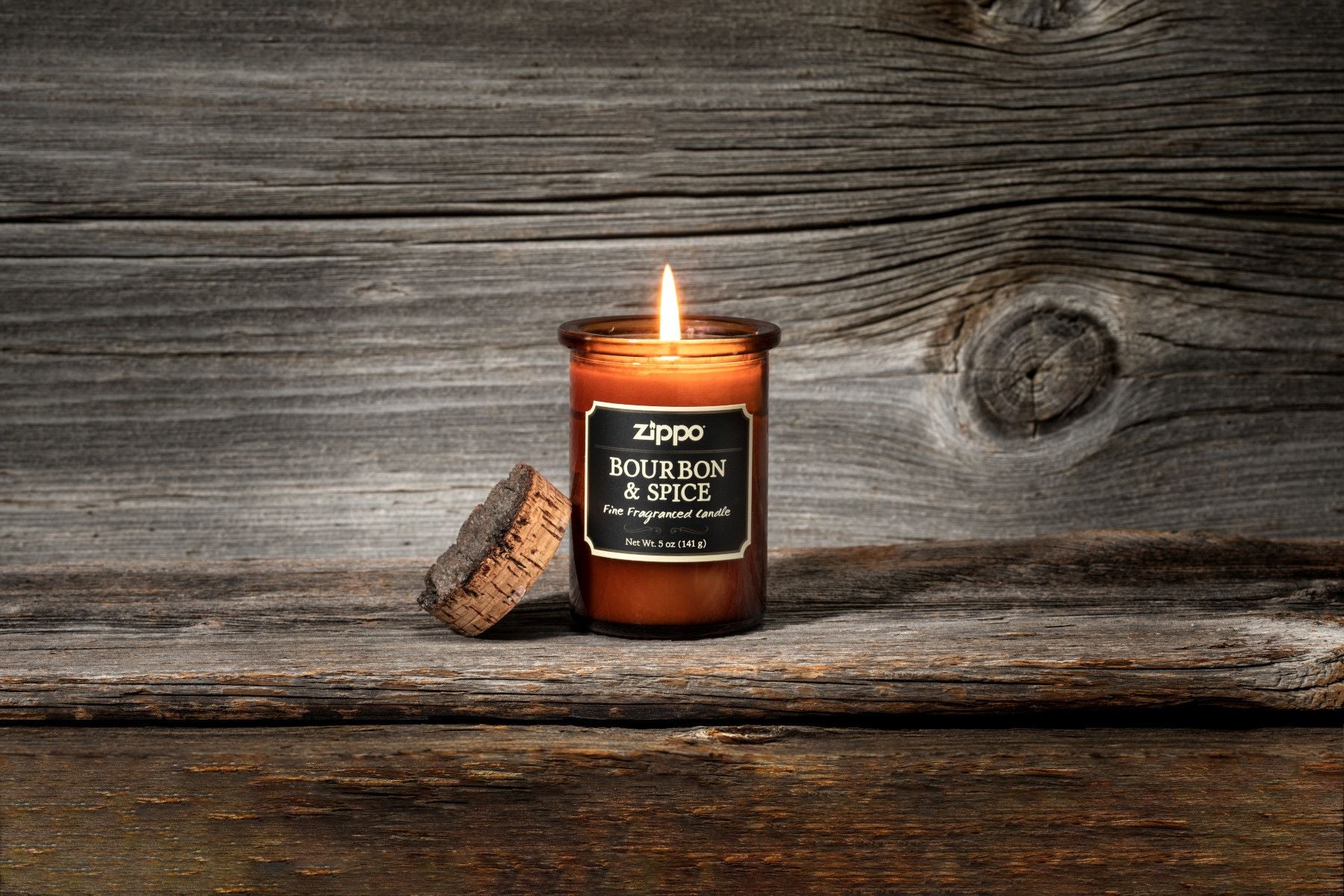 Zippo Kerze Dark Borbon und Spicebraun mit Deckel aus Kork vor Holzhintergrund