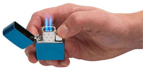 Zippo Doppelbrenner Butangaseinsatz mit 2 Flammen angezündet und in Hand gehalten