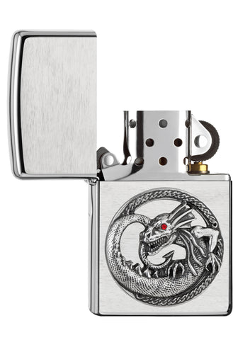 Zippo Feuerzeug Frontansicht gebürstetes Chrom geöffnet mit Emblem von einem kleinen Drachen mit rotem Auge in einem Ring