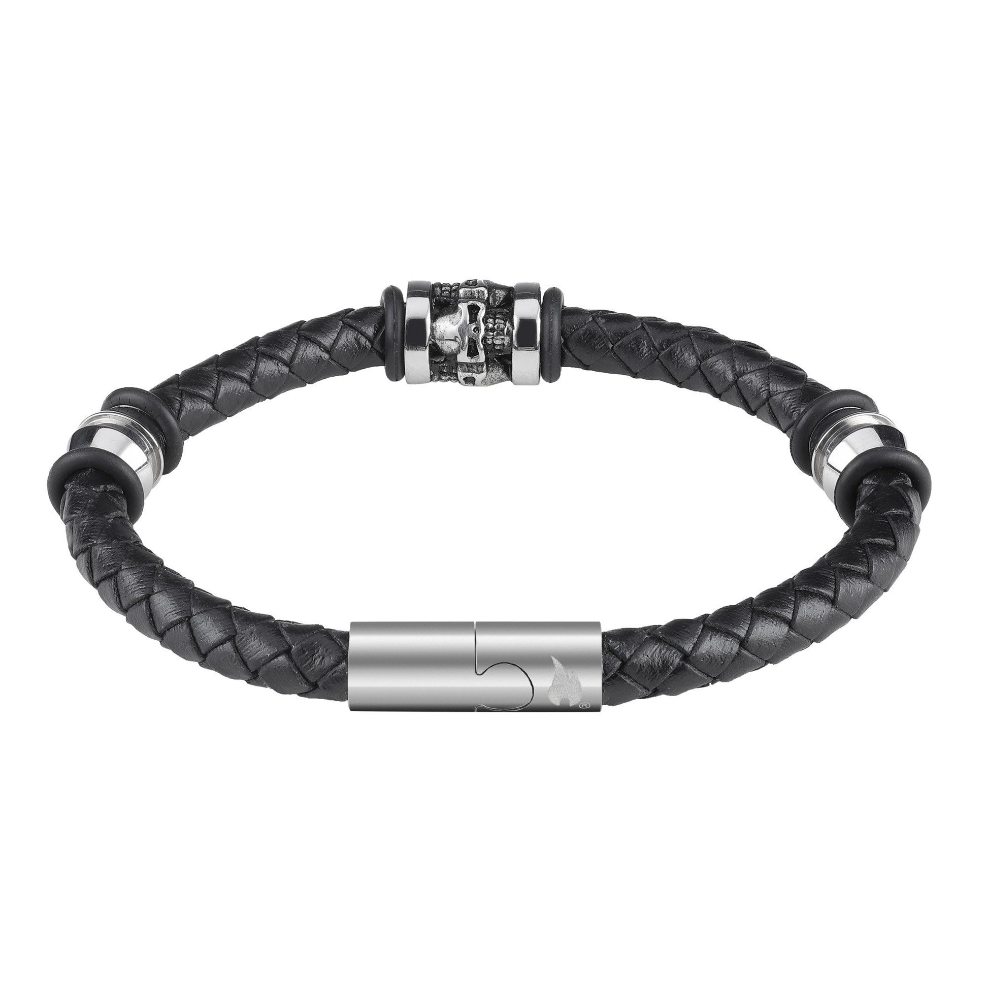 Rückansicht Zippo Armband aus Leder und drei Edelstahl Anhängern mit Totenkopf 