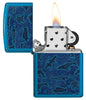 Zippo Feuerzeug Frontansicht geöffnet und angezündet in Hochglanz blau mit Abbildung von Meeresbewohner im Stil der Aborigine Kunst