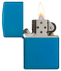 Zippo Feuerzeug Basismodell Sapphire blau Hochglanz geöffnet mit Flamme
