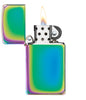 Frontansicht Zippo Feuerzeug Basismodell Slim Spectrum Mehrfarbig geöffnet mit Flamme