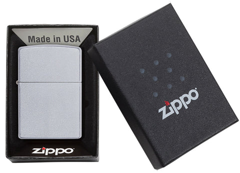 Frontansicht Zippo Feuerzeug Satin Chrome Basismodell in geöffneter Geschenkverpackung