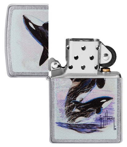 Zippo Feuerzeug Frontansicht verchromt geöffnet mit farbiger Abbildung von zwei Schwertwalen gezeichnet von Guy Harvey