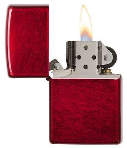 Zippo Feuerzeug Frontansicht Basismodell geöffnet und angezündet in rot mit optisch rauer Oberfläche