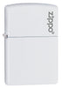 Frontansicht 3/4 Winkel Zippo Feuerzeug Weiß Matt Basismodell mit Zippo Logo
