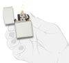 Frontansicht Zippo Feuerzeug Weiß Matt Basismodell geöffnet mit Flamme in stilisierter Hand